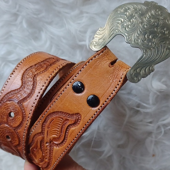 Leathercarved belt